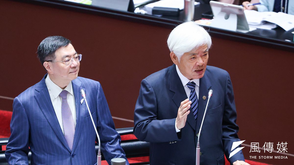 行政院亂砍地方補助款,中選會護航行政院。圖為行政院長卓榮泰(左)和和中選會主委李進勇(右)於立院備詢。(顏麟宇攝) 行政院亂砍地方補助款,中選會護航行政院。圖為行政院長卓榮泰(左)和和中選會主委李進勇(右)於立院備詢。(顏麟宇攝)