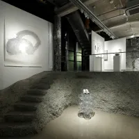ニューバランスが気鋭アーティスト5名と協働し、伝統と革新を五感で体感するアート展覧会「GREY ART MUSEUM 2026」が西麻布で開幕した。(写真/MEET YOUR ART/WALL_alternative提供) ニューバランスが気鋭アーティスト5名と協働し、伝統と革新を五感で体感するアート展覧会「GREY ART MUSEUM 2026」が西麻布で開幕した。(写真/MEET YOUR ART/WALL_alternative提供)