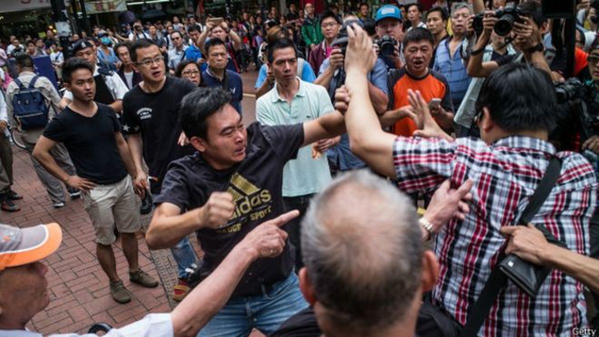 香港上水反水貨客遊行雖然叫停,但是仍出現零星的衝突。(BBC中文網) 香港上水反水貨客遊行雖然叫停,但是仍出現零星的衝突。(BBC中文網)