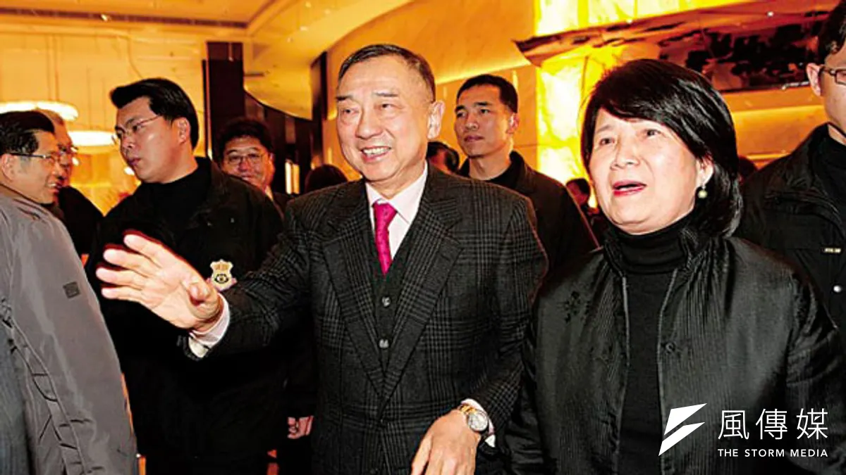 元大總裁馬志玲(右2)與妻子杜麗莊(右1),近年因官司纏身,退居公司第二線,低調到娶媳婦只席開2桌。 元大總裁馬志玲(右2)與妻子杜麗莊(右1),近年因官司纏身,退居公司第二線,低調到娶媳婦只席開2桌。