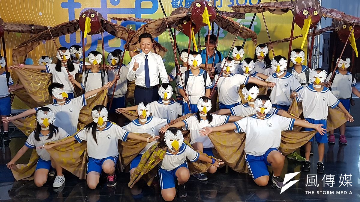 竹市青草湖國小遊行隊伍打造的「大型老鷹道具」,為活動記者會揭開亮眼序幕。(圖/方詠騰攝) 竹市青草湖國小遊行隊伍打造的「大型老鷹道具」,為活動記者會揭開亮眼序幕。(圖/方詠騰攝)