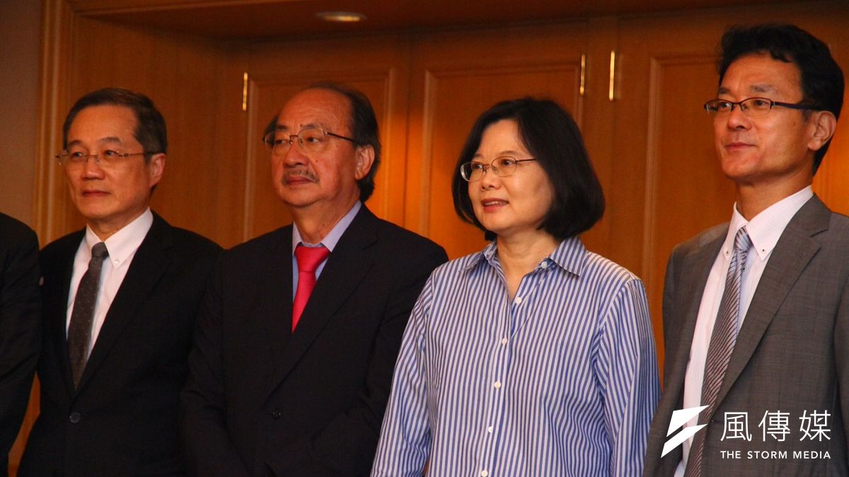 民進黨主席蔡英文(左2)推崇民進黨立院黨團總召集人柯建銘(右2)長年在立院,熟悉議事規則。(曾原信攝) 民進黨主席蔡英文(左2)推崇民進黨立院黨團總召集人柯建銘(右2)長年在立院,熟悉議事規則。(曾原信攝)