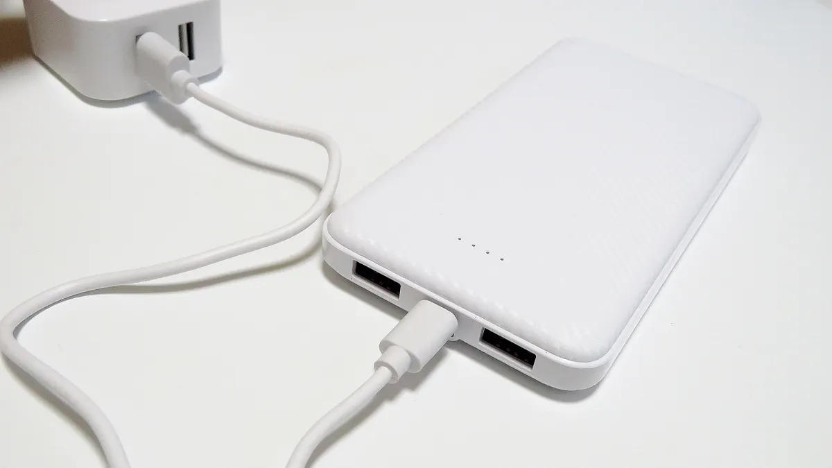 家中有壞掉或電池膨脹的3C產品、行動電源,該怎麼回收處理呢?其中,「行動電源、行充」屬於廢乾電池類,需要妥善分類後,交給清潔隊循線回收車。(示意圖/取自PhotoAC) 家中有壞掉或電池膨脹的3C產品、行動電源,該怎麼回收處理呢?其中,「行動電源、行充」屬於廢乾電池類,需要妥善分類後,交給清潔隊循線回收車。(示意圖/取自PhotoAC)