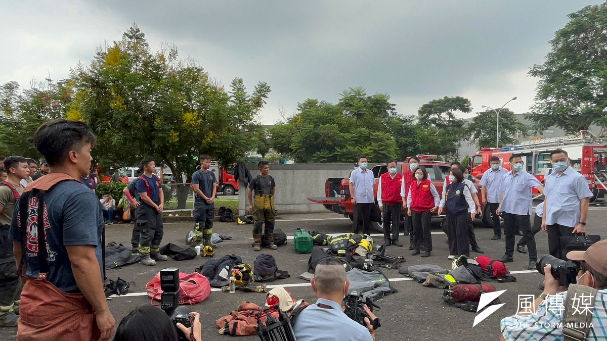 總統蔡英文抵達屏東爆炸現場探視慰問。(圖/李東陞攝) 總統蔡英文抵達屏東爆炸現場探視慰問。(圖/李東陞攝)