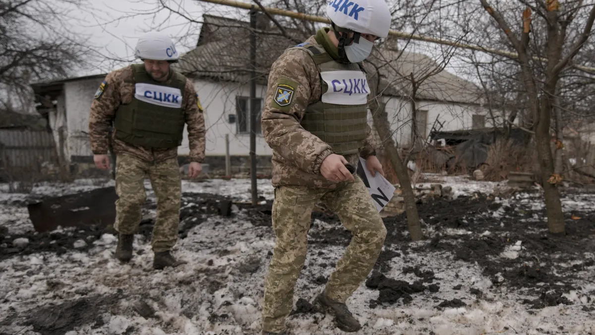 2022年2月17日,烏克蘭頓巴斯(Donbas)地區親俄羅斯叛軍發動砲擊(AP)