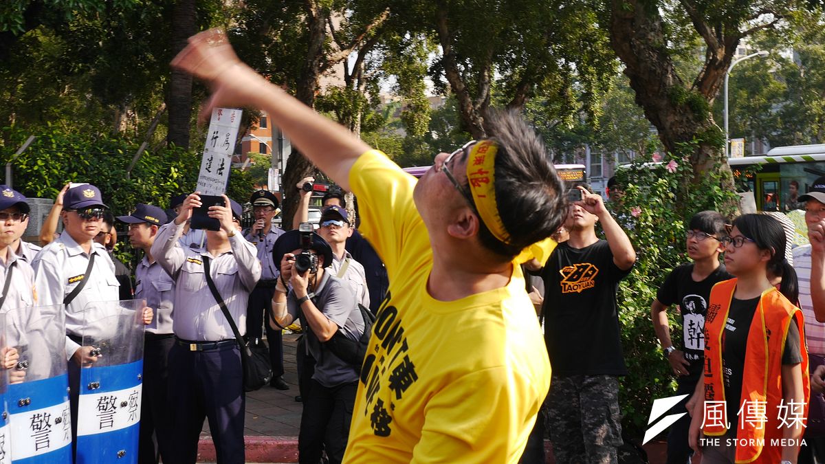 反南鐵東移自救會赴政院抗議,陳致曉丟小豬撲滿。(洪與成攝) 反南鐵東移自救會赴政院抗議,陳致曉丟小豬撲滿。(洪與成攝)