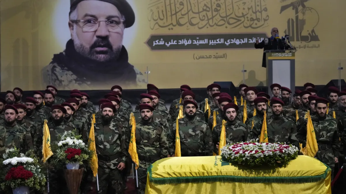 7月30日,以色列對黎巴嫩首都貝魯特(Beirut)發動攻擊,擊斃真主黨最高軍事指揮官舒克爾(Fuad Shukr),8月1日,真主黨戰士為其送葬。(AP)