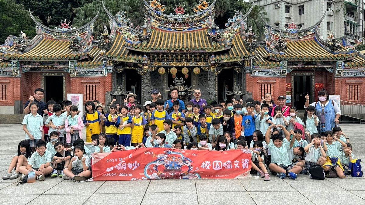 「校園瘋文資-新北文資瞄廟妙」6月4日帶領明志國小學童到泰山「頂泰山巖」。(圖/新北市政府文化局) 「校園瘋文資-新北文資瞄廟妙」6月4日帶領明志國小學童到泰山「頂泰山巖」。(圖/新北市政府文化局)