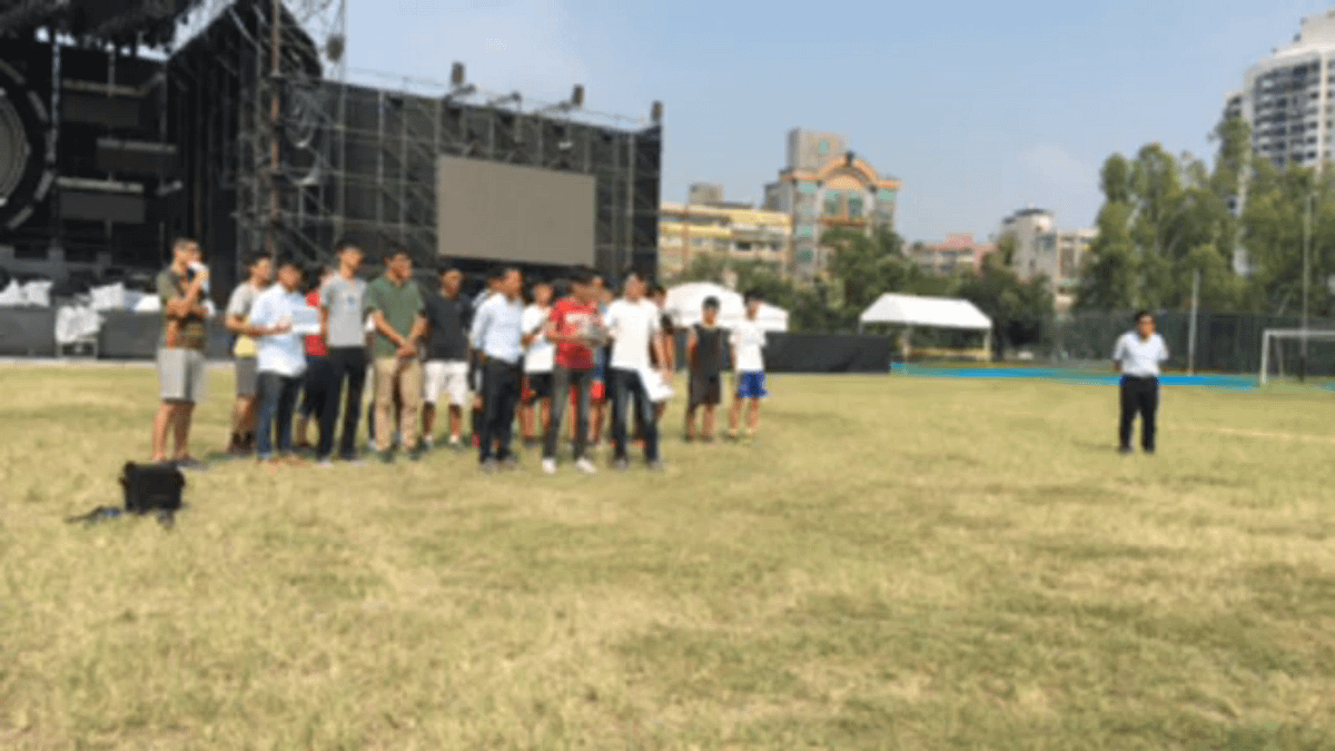 台大校方將綜合體育館田徑場跑道出借給中國選秀節目《中國新歌聲》,並封閉台大田徑場一周,引發學生不滿。學生會今(22)召開記者會表示,校方行為嚴重影響到學生受教權。(取自台大學生會「NTUSA」臉書) 台大校方將綜合體育館田徑場跑道出借給中國選秀節目《中國新歌聲》,並封閉台大田徑場一周,引發學生不滿。學生會今(22)召開記者會表示,校方行為嚴重影響到學生受教權。(取自台大學生會「NTUSA」臉書)