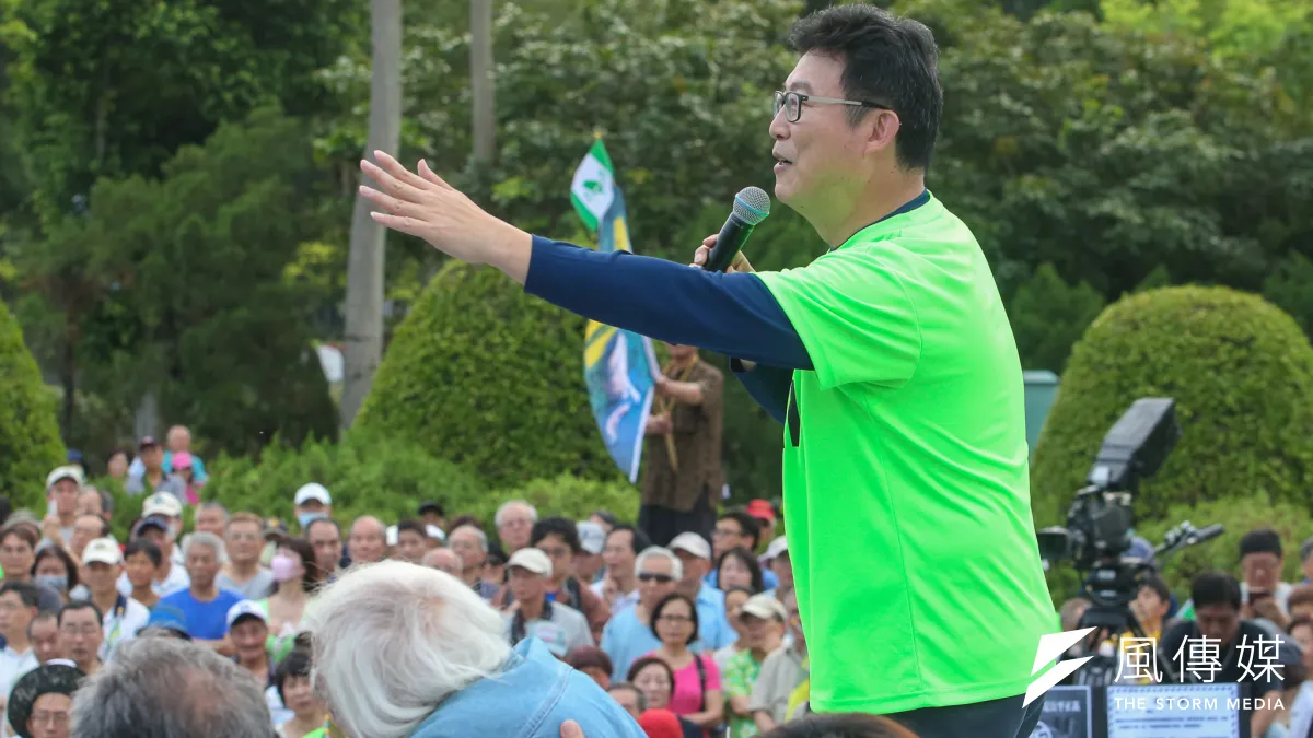 姚文智22日發起機蛋大遊行,登台演說痛批柯文哲沒有價值,宣布自己要當22年前的陳水扁以來,最好的台北市長。(陳明仁攝)