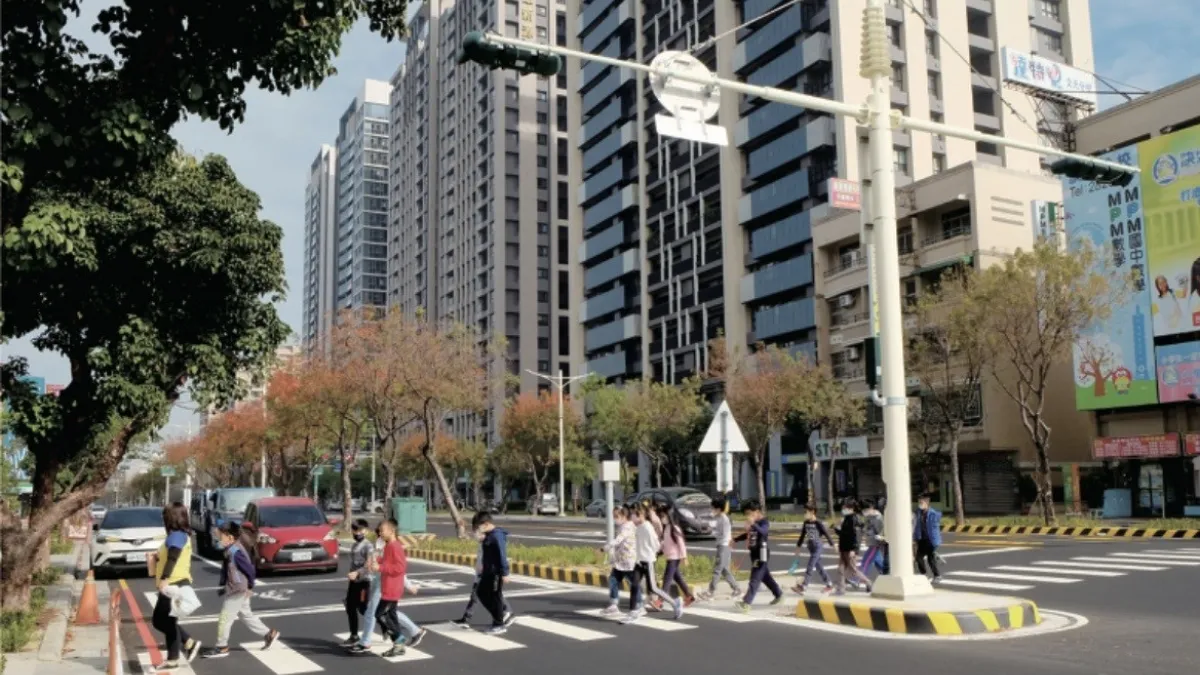 台南市打造友善交通環境,積極針對易肇事、易壅塞及人行需求高的路段、口進行交通工程改善。(圖/台南市政府提供)