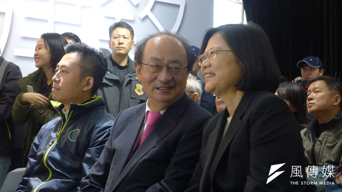 民進黨總統候選人蔡英文(左)16日下午到新竹市出席民進黨行動中常會。(林瑋豐攝) 民進黨總統候選人蔡英文(左)16日下午到新竹市出席民進黨行動中常會。(林瑋豐攝)