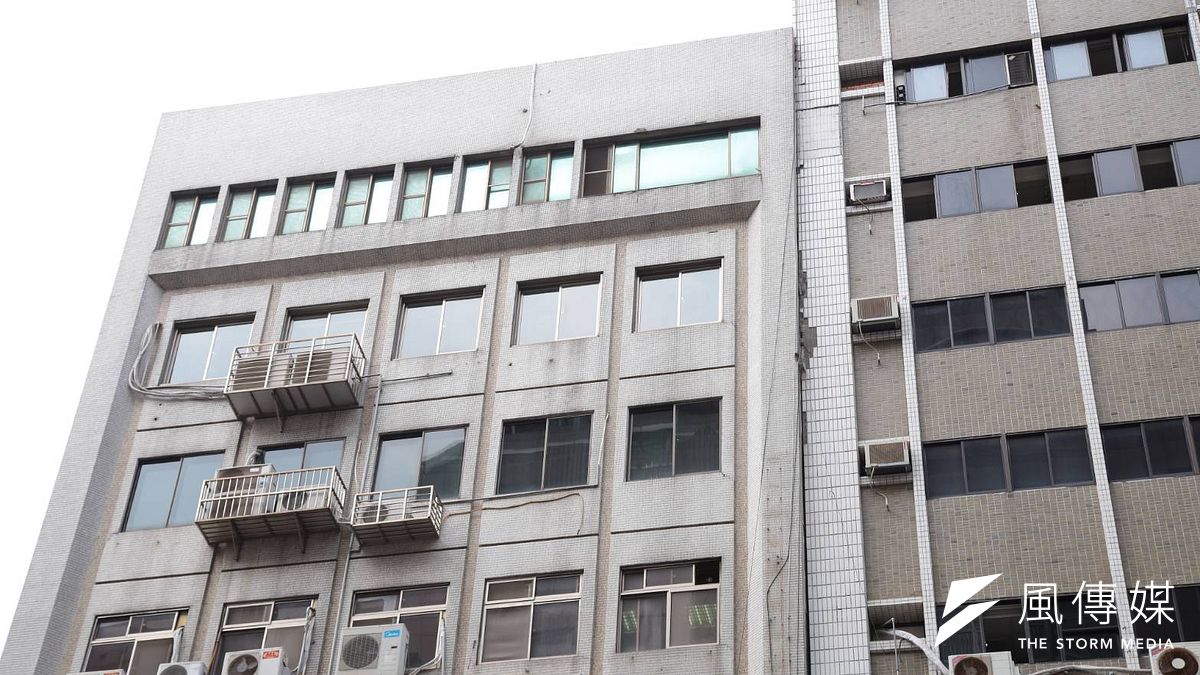 今(18)日下午1點01分花蓮發生地震,全台各地多處有感,台北市最大震度4級,而位於台北市長安東路二段81號的大樓(圖右)發生傾斜意外。(顏麟宇攝) 今(18)日下午1點01分花蓮發生地震,全台各地多處有感,台北市最大震度4級,而位於台北市長安東路二段81號的大樓(圖右)發生傾斜意外。(顏麟宇攝)