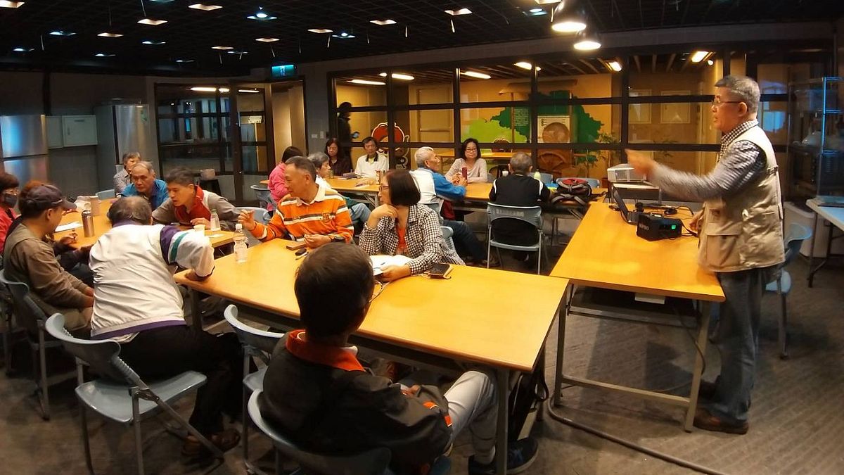 新北市自然生態保育團隊,成立於2005年,目前共有70名成員,平均年齡65歲,他們從各行各業退休後,憑藉著對於自然生態的熱愛而加入,長期協助新北市政府農業局推展各項生態活動,竭力協助推動各項生態保育計畫。 (圖/新北市農業局提供) 新北市自然生態保育團隊,成立於2005年,目前共有70名成員,平均年齡65歲,他們從各行各業退休後,憑藉著對於自然生態的熱愛而加入,長期協助新北市政府農業局推展各項生態活動,竭力協助推動各項生態保育計畫。 (圖/新北市農業局提供)