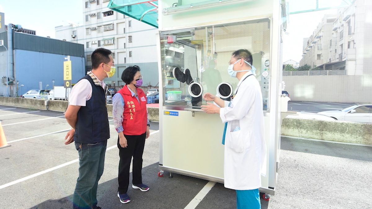 彰化縣議員張翰天號召朋友共同捐贈兩座採檢亭給縣政府,彰化秀傳醫院急診部主任童春濱說明使用情形。(圖/彰化縣政府提供) 彰化縣議員張翰天號召朋友共同捐贈兩座採檢亭給縣政府,彰化秀傳醫院急診部主任童春濱說明使用情形。(圖/彰化縣政府提供)