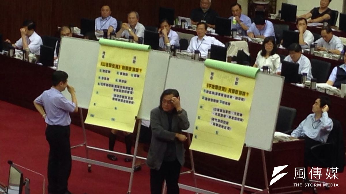 市議員李芳儒出原民考題,都發局長林洲民抓頭。(王彥喬攝) 市議員李芳儒出原民考題,都發局長林洲民抓頭。(王彥喬攝)