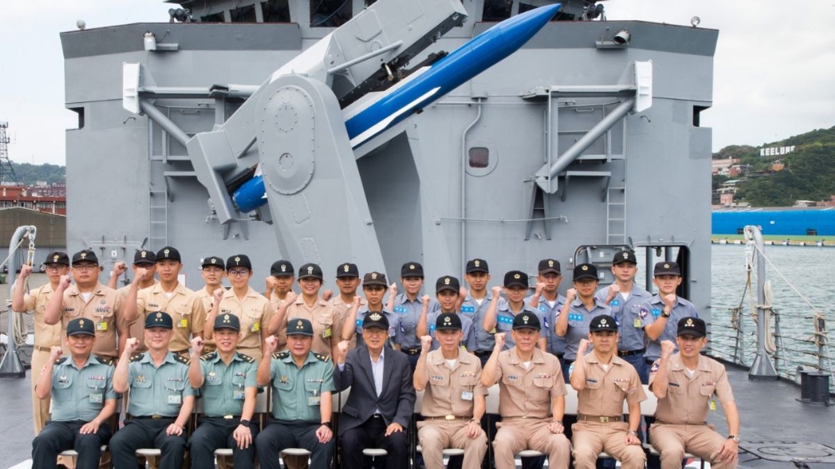 國防部長嚴德發視導海軍131艦隊,後方的飛彈是標一防空飛彈訓練彈。(軍聞社) 國防部長嚴德發視導海軍131艦隊,後方的飛彈是標一防空飛彈訓練彈。(軍聞社)