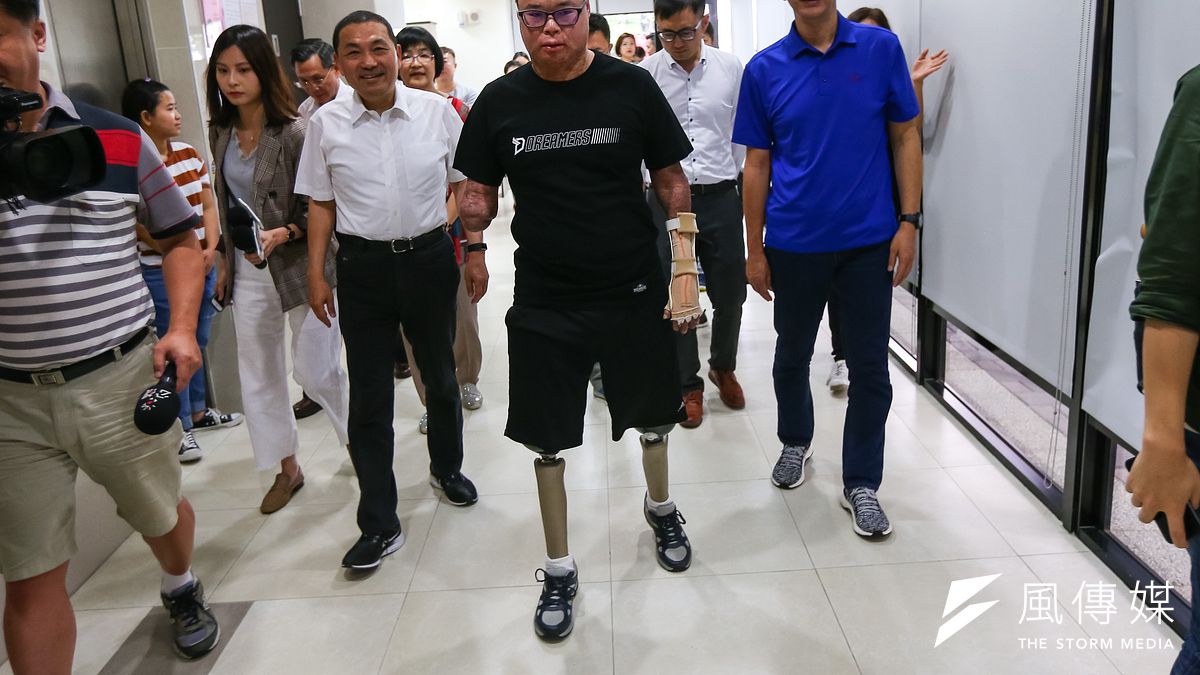 國民黨總統初選參選人朱立倫(右)6日偕同新北市長侯友宜(左),拜訪八仙塵爆傷者黃博暐(中)。(顏麟宇攝) 國民黨總統初選參選人朱立倫(右)6日偕同新北市長侯友宜(左),拜訪八仙塵爆傷者黃博暐(中)。(顏麟宇攝)