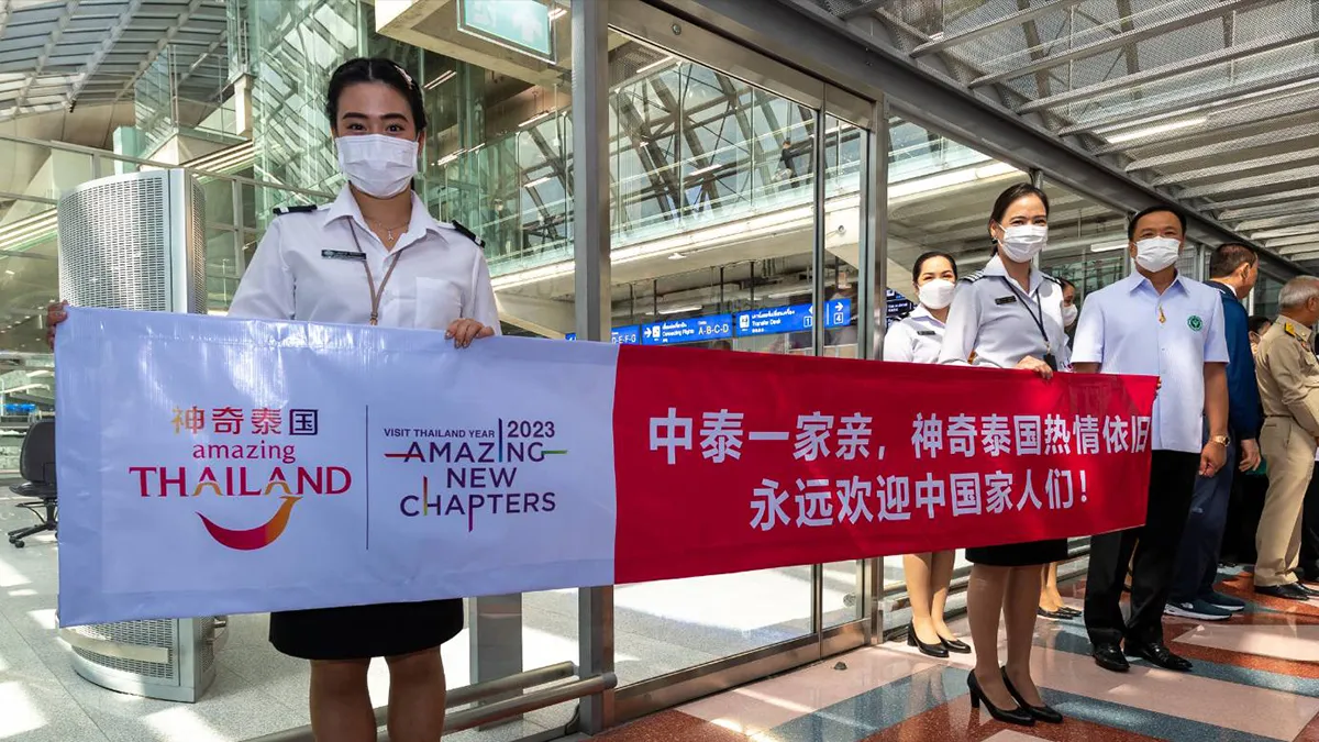 泰國為了吸引陸客遊泰,提供免費施打疫苗作為誘因,拉起「中泰一家親」布條。(中國駐泰大使館官網)
