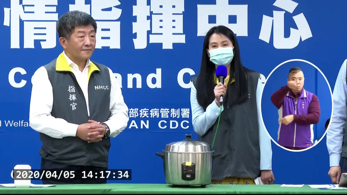 中央流行疫情指揮中心指揮官陳時中(左)5日親自示範用電鍋蒸口罩,教導民眾如何延長使用壽命。(取自衛福部疾管署YouTube直播)