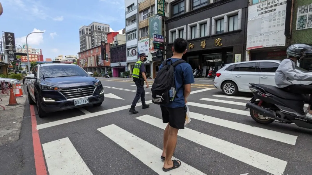 台灣交通亂象嚴重,經常被形容為「行人地獄」的道路安全問題,交通部正研擬修法強化罰則,預計最快今年6月上路 。(示意圖,資料照,洪煜勛攝)