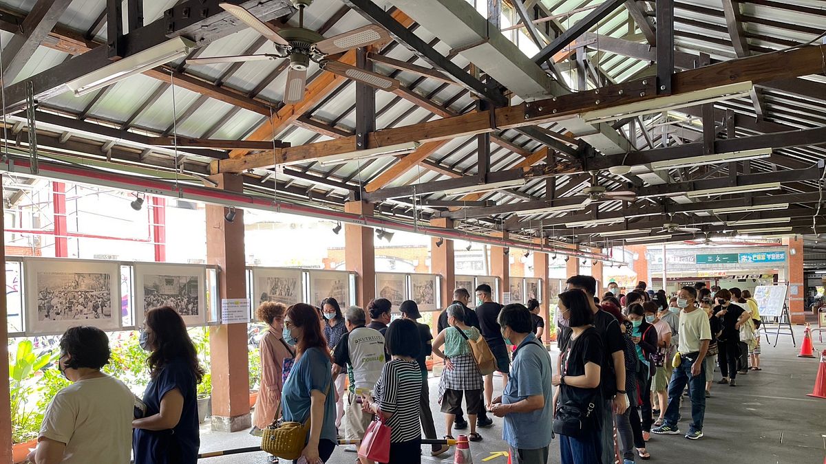 台中市府推出「振興經濟三部曲」,首部曲「物調券大放送」第一階段25日發放,民眾排隊領取。(圖/台中市政府) 台中市府推出「振興經濟三部曲」,首部曲「物調券大放送」第一階段25日發放,民眾排隊領取。(圖/台中市政府)