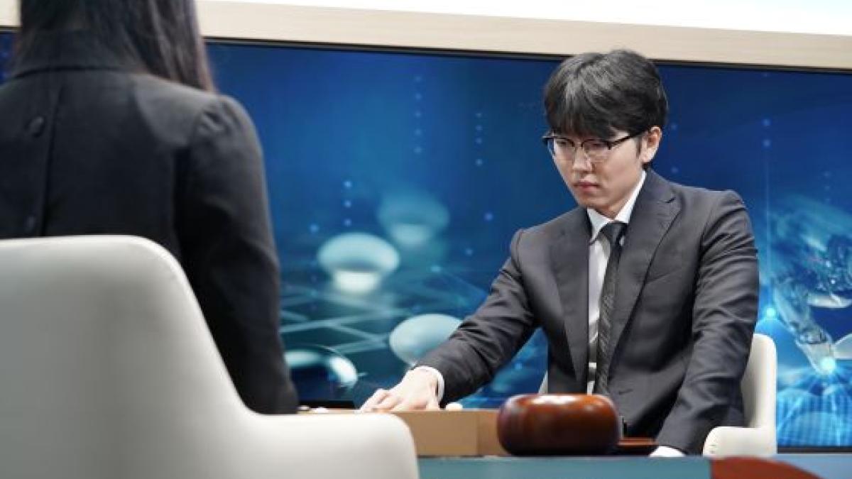 圍棋人機大戰再次登場!南韓世界冠軍申真諝受讓兩子,依然不敵AI模型KataGo