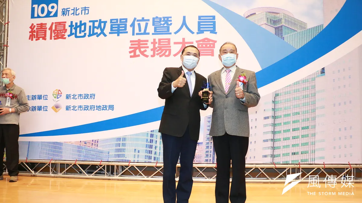 市長侯友宜頒獎表揚績優地政志工林義成。(圖/李梅瑛) 市長侯友宜頒獎表揚績優地政志工林義成。(圖/李梅瑛)