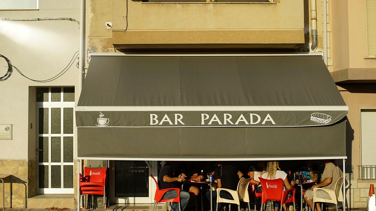 巴賽隆納民眾在街頭享受午後時光。(美聯社) 巴賽隆納民眾在街頭享受午後時光。(美聯社)