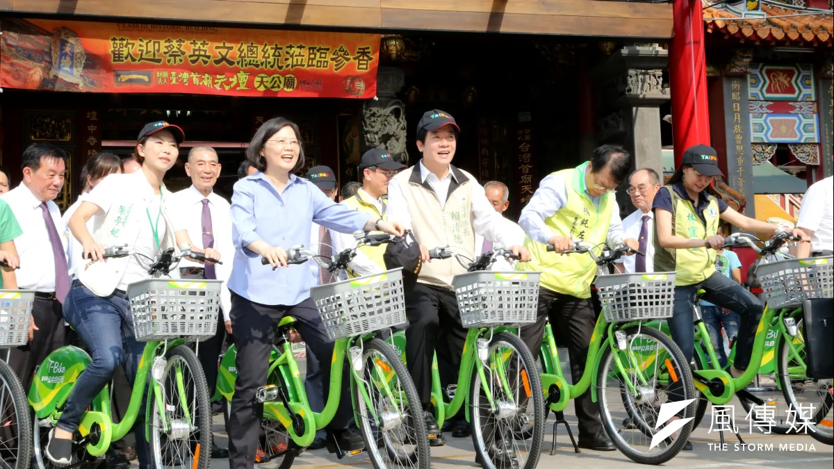 總統蔡英文6日參拜臺灣首廟天壇後,也特別與賴清德試乘台南T-bike。(台南市政府提供)