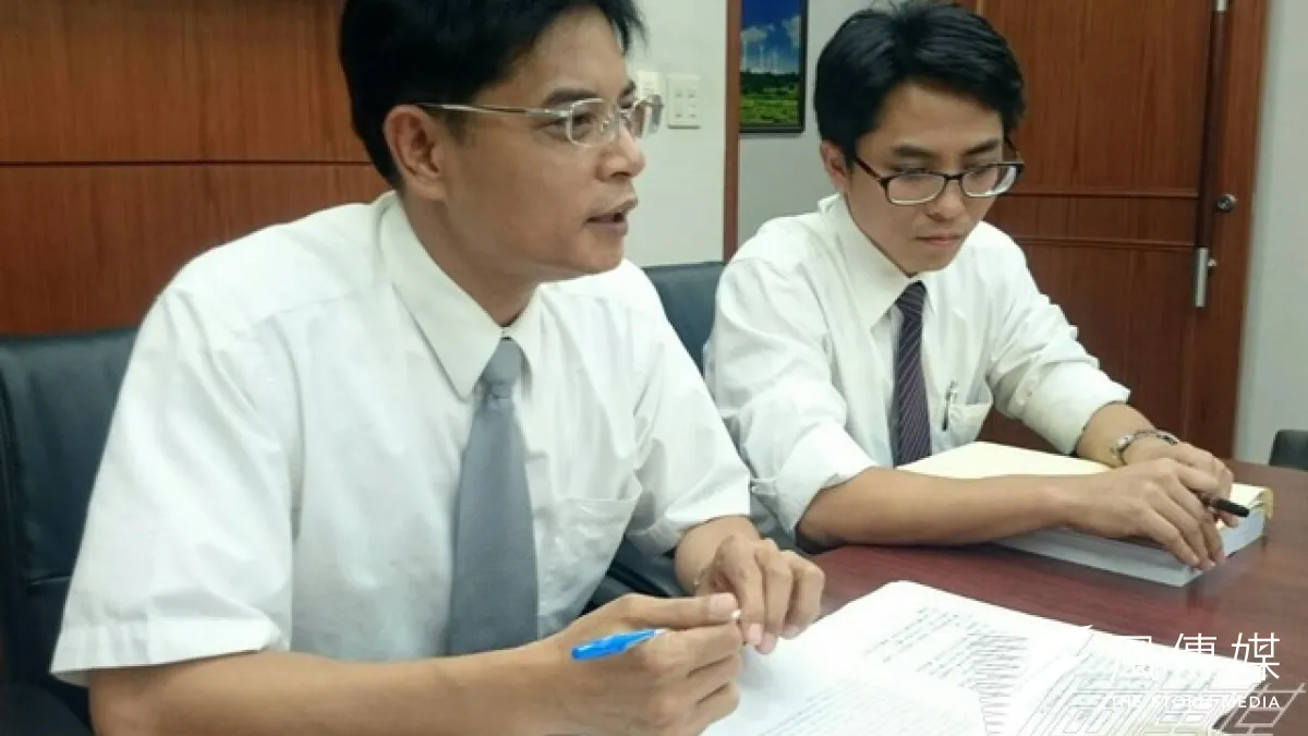台塑安全衛生環境中心環境評估處長洪宗益、工程師蔡建樑及方政于14日下午召開記者會,反駁六輕釋出有毒物質,傷害學童的研究。(林彥呈攝)