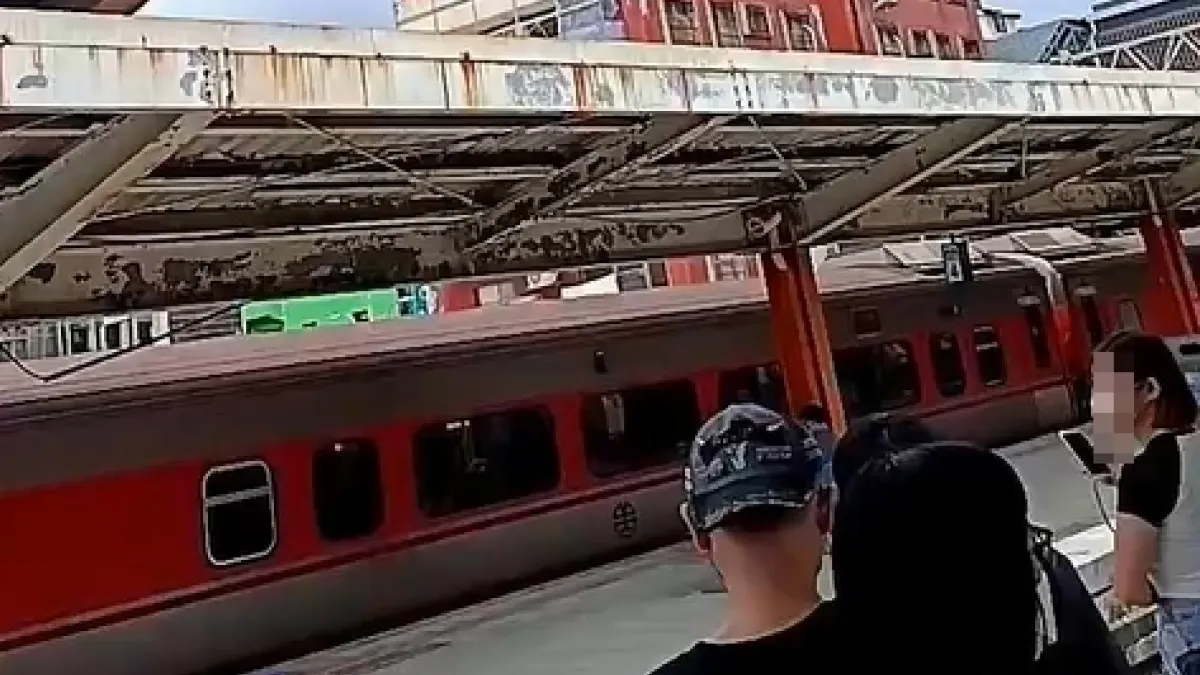 台鐵內壢火車站驚傳落軌意外!(圖/翻攝自記者爆料網)