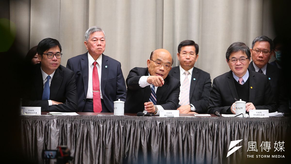 行政院拙一兆五百億的紓困振興方案。圖為行政院長蘇貞昌及相關部會首長出席行政院臨時院會後記者會。(顏麟宇攝) 行政院拙一兆五百億的紓困振興方案。圖為行政院長蘇貞昌及相關部會首長出席行政院臨時院會後記者會。(顏麟宇攝)