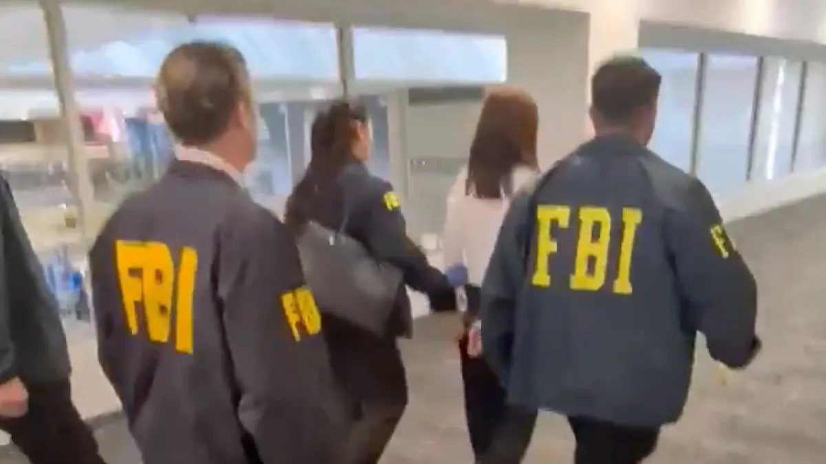 涉替中國政府監控賴清德長子一家的華裔女房仲張婉英,在洛杉磯機場準備飛往上海前遭聯邦執法人員上銬逮捕,住家、妻兒及車牌疑都曾成為拍攝目標。(圖/翻攝自F.A. United States Attorney Bill Essayli X)