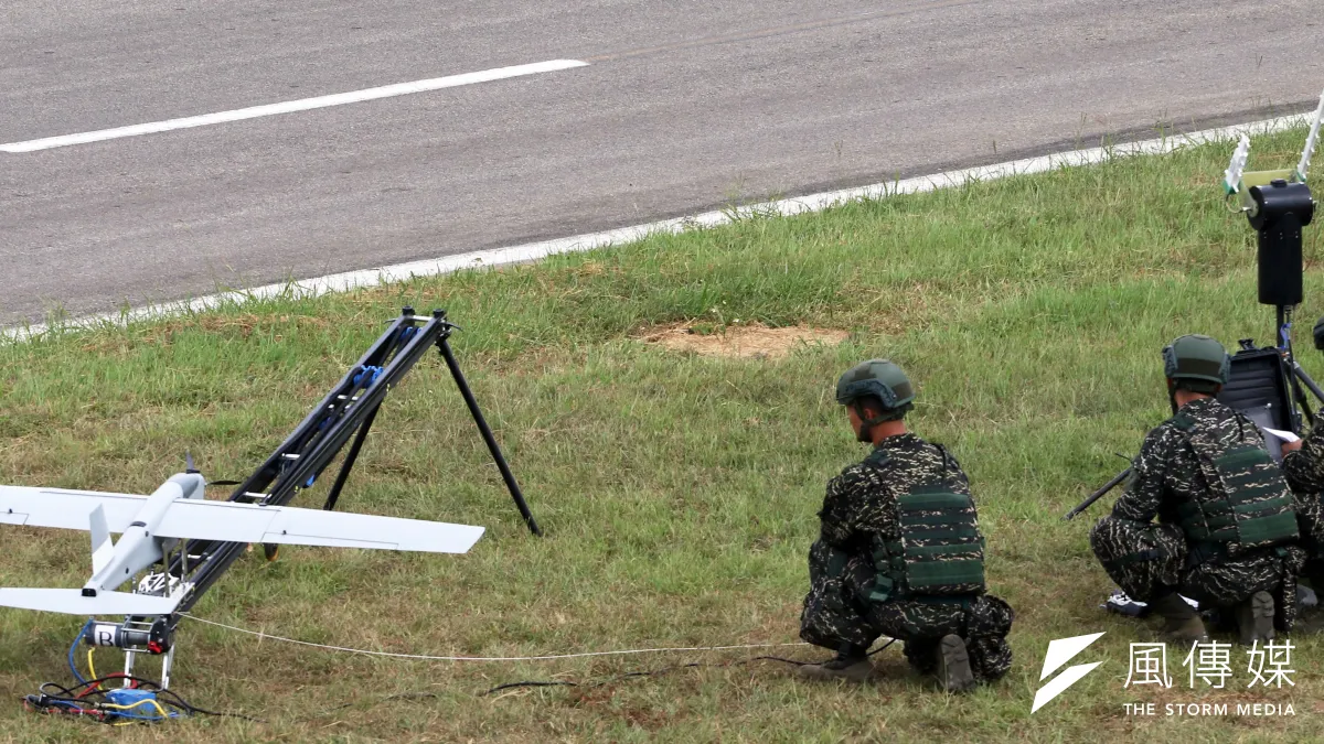 今年漢光演習中,海軍陸戰隊兩棲偵搜大隊人員操作「紅雀」無人機。(蘇仲泓攝)