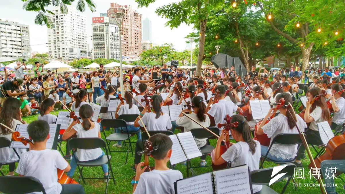 「孩子們的夏天」三輪餐車市集,兩天吸引6萬名遊客前來,並在優美音樂的演奏下共同品嚐高質感餐車美食。(圖/徐炳文)