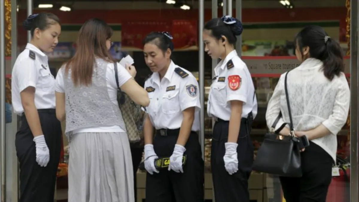 天安門廣場周邊的民眾在進入商店前接受安全檢查。(BBC中文網)