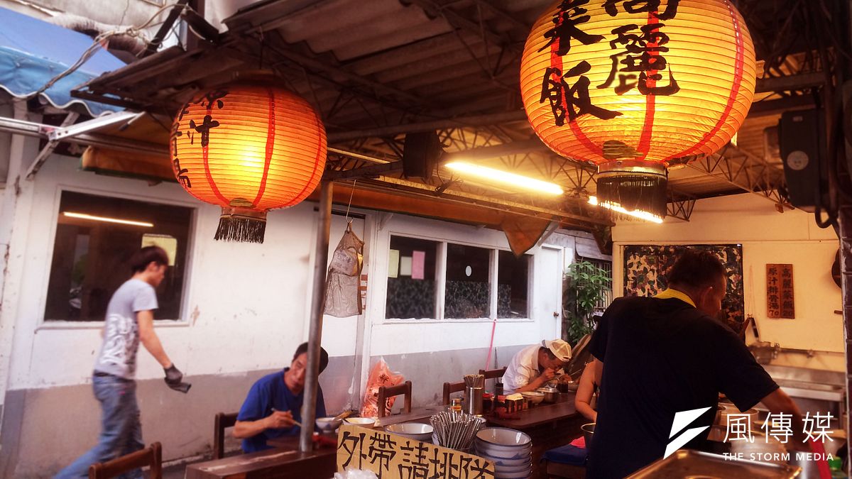 延三夜市的高麗菜飯,是庶民的美味。(許羽君攝) 延三夜市的高麗菜飯,是庶民的美味。(許羽君攝)