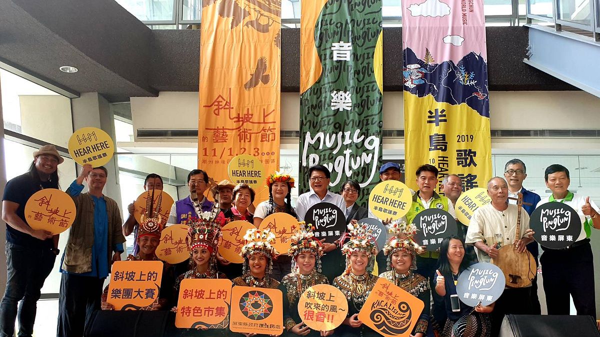 屏東縣政府連續兩個週末舉辦「半島歌謠祭」與「斜坡上的藝術節」,共同打造Music Pingtung音樂屏東的品牌。(圖/屏東縣政府提供) 屏東縣政府連續兩個週末舉辦「半島歌謠祭」與「斜坡上的藝術節」,共同打造Music Pingtung音樂屏東的品牌。(圖/屏東縣政府提供)