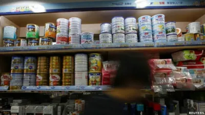 食藥署食品組簡任技正鄭維智表示,已要求3業者於12日0時前下架受影響產品,並啟動全台稽查作業,若發現將依法開罰業者新台幣3萬至300萬元。圖非當事奶粉。(資料照,風傳媒)