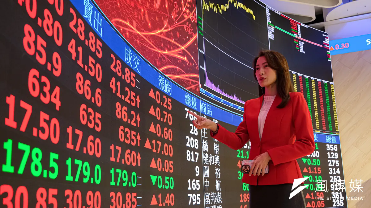 施昇輝的發文引來不少股民回應,留言區同樣呈現多元觀點。有人坦言:「我也是最後認錯才買台積電。」顯示不少投資人也曾因風險顧慮而錯過漲勢,也有人質疑個股波動風險,指出:「2330曾經跌五成,配息也不算多,那裡安心?」(劉偉宏攝)