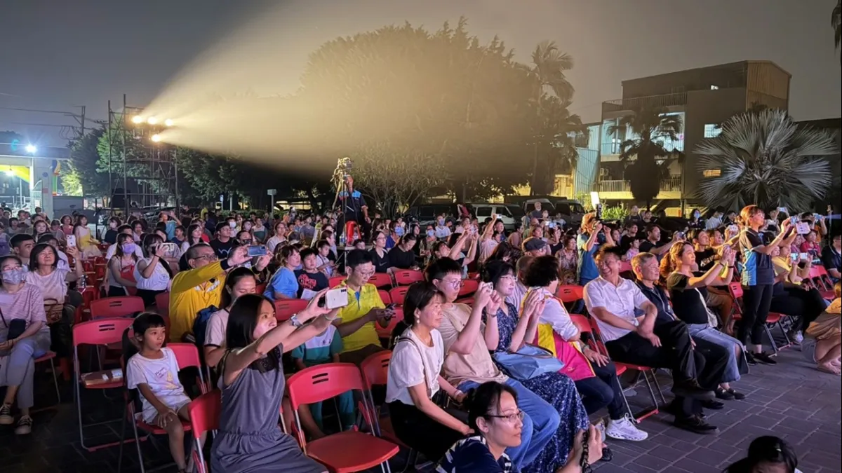 大里客家音樂會邁入第10年,10月17日晚間在美群國小舉行,節目多元精采,吸引許多民眾熱情參與。(圖/台中市政府)