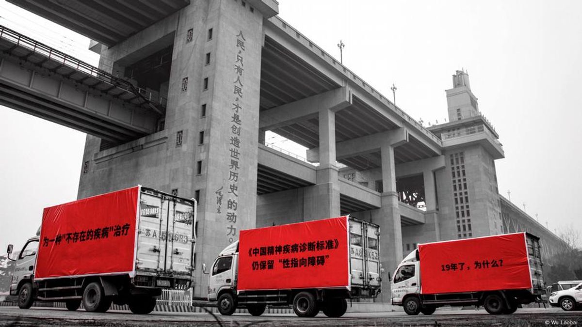 雖然中國早在2001年便將同性戀去病化,全國仍有多達136間醫療院所提供性傾向扭轉治療。兩名中國藝術家讓社會更關注此議題,決定開著三輛盛載著標語的紅卡車,巡迴八座城市。即便中國政府近期又開始掃蕩同志軟件及打壓非政府組織,武老白卻覺得既然他們從事的藝術行為合理合法,便不需要擔心成為政府打壓的目標。(圖/德國之聲提供) 雖然中國早在2001年便將同性戀去病化,全國仍有多達136間醫療院所提供性傾向扭轉治療。兩名中國藝術家讓社會更關注此議題,決定開著三輛盛載著標語的紅卡車,巡迴八座城市。即便中國政府近期又開始掃蕩同志軟件及打壓非政府組織,武老白卻覺得既然他們從事的藝術行為合理合法,便不需要擔心成為政府打壓的目標。(圖/德國之聲提供)