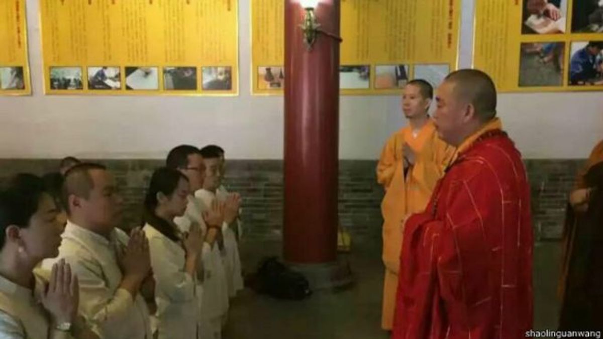 8月1日上午,釋永信在少林寺經堂為少林文化絲路行護法居士團授三皈五戒(圖片來源:少林寺官方網站微博) 8月1日上午,釋永信在少林寺經堂為少林文化絲路行護法居士團授三皈五戒(圖片來源:少林寺官方網站微博)