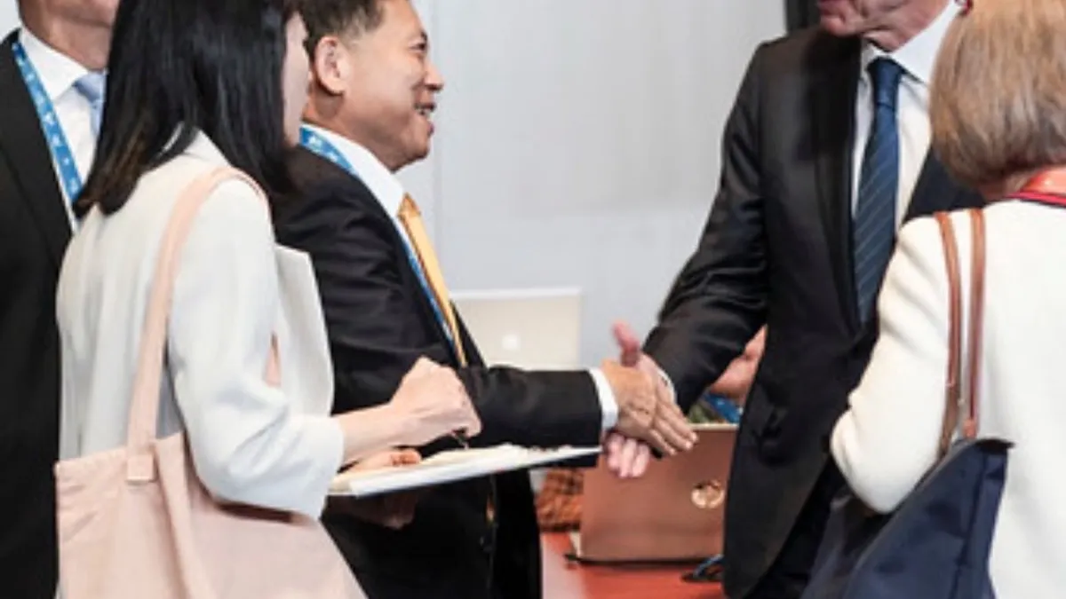 「2024亞太經濟合作經濟領袖會議代表團」日前閉幕,國發會主委劉鏡清(左三)與美國國務卿布林肯(右二)交談。劉鏡清表示,「某種程度上也是談給對岸看的」。(國發會提供)