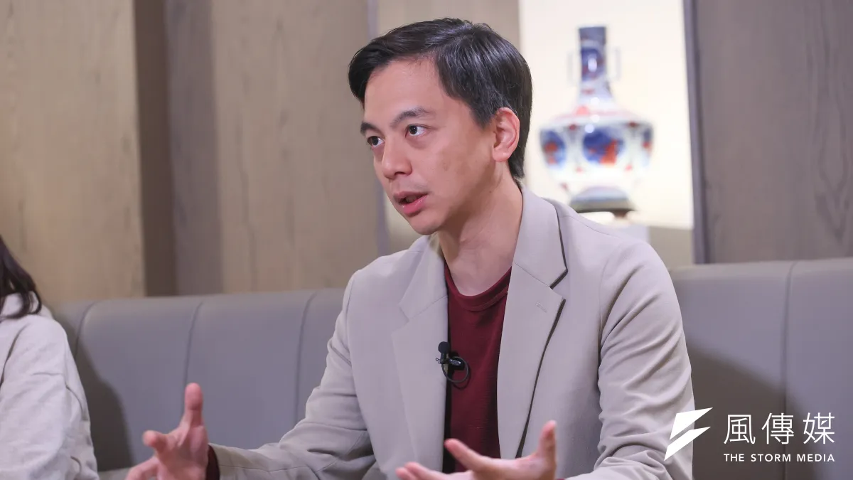 國民黨桃園市立委參選人牛煦庭出席黃暐瀚「下班瀚你聊」政論節目,指出國民黨作為新出發的在野黨,不把執政黨打爛憑什麼換人。(顏麟宇攝)