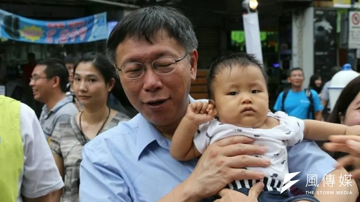 無黨籍台北市長參選人柯文哲10日走訪八德商圈,粉絲興奮的要柯扶抱抱孩子,柯行禮如儀,倒是小孩頗有為難之情。(吳逸驊攝)