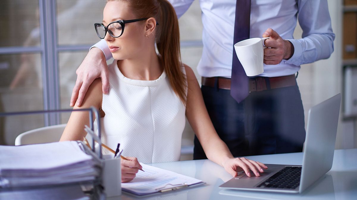 從2017年10月開始,一連串以#MeToo為標語來譴責、揭發性騷擾與性侵犯的發文運動在社群媒體快速擴散。隔月英國國防大臣與美國公共廣播電台新聞部主任甚至因為性騷擾醜聞離職。大量出現的訊息,持續揭露世界各國職場中隱忍的性騷擾事件。(圖/取自iStock,研之有物提供) 從2017年10月開始,一連串以#MeToo為標語來譴責、揭發性騷擾與性侵犯的發文運動在社群媒體快速擴散。隔月英國國防大臣與美國公共廣播電台新聞部主任甚至因為性騷擾醜聞離職。大量出現的訊息,持續揭露世界各國職場中隱忍的性騷擾事件。(圖/取自iStock,研之有物提供)