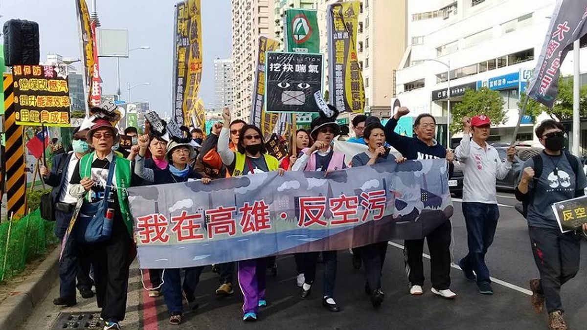 中南部空污紅害已持續4天,對此環團批評,「台北官員」根本不把高雄台南的居民當公民看待。圖為日前高雄反空汙大遊行。(資料照,朱淑娟攝) 中南部空污紅害已持續4天,對此環團批評,「台北官員」根本不把高雄台南的居民當公民看待。圖為日前高雄反空汙大遊行。(資料照,朱淑娟攝)