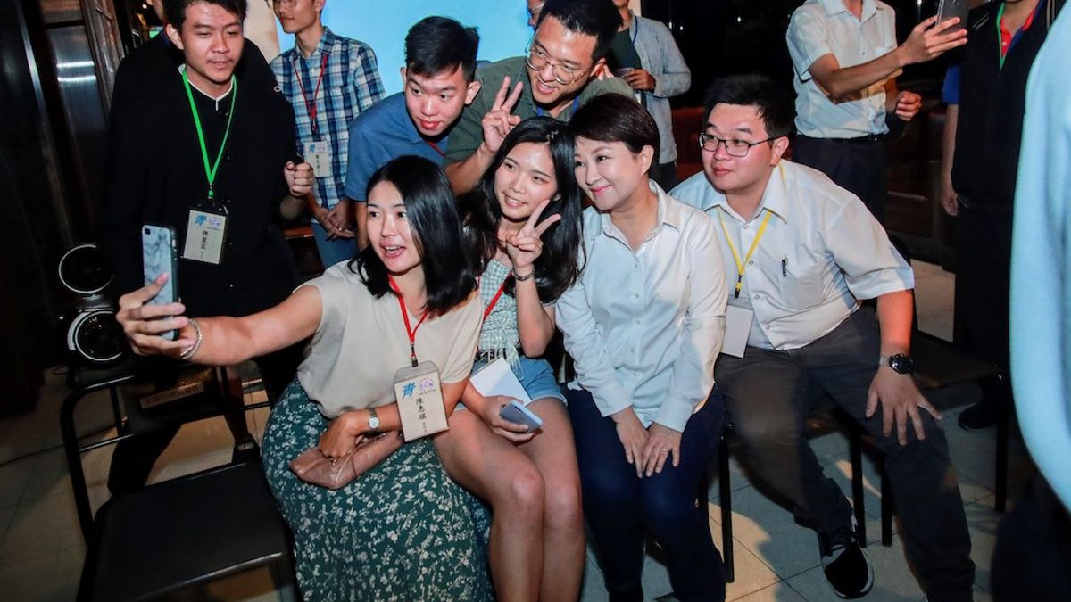 為了解年輕人對台中市的建言跟需求,台中市府成立青年事務諮詢委員會,市長盧秀燕跟百位青年聚餐交流意見。(圖/台中市政府提供) 為了解年輕人對台中市的建言跟需求,台中市府成立青年事務諮詢委員會,市長盧秀燕跟百位青年聚餐交流意見。(圖/台中市政府提供)